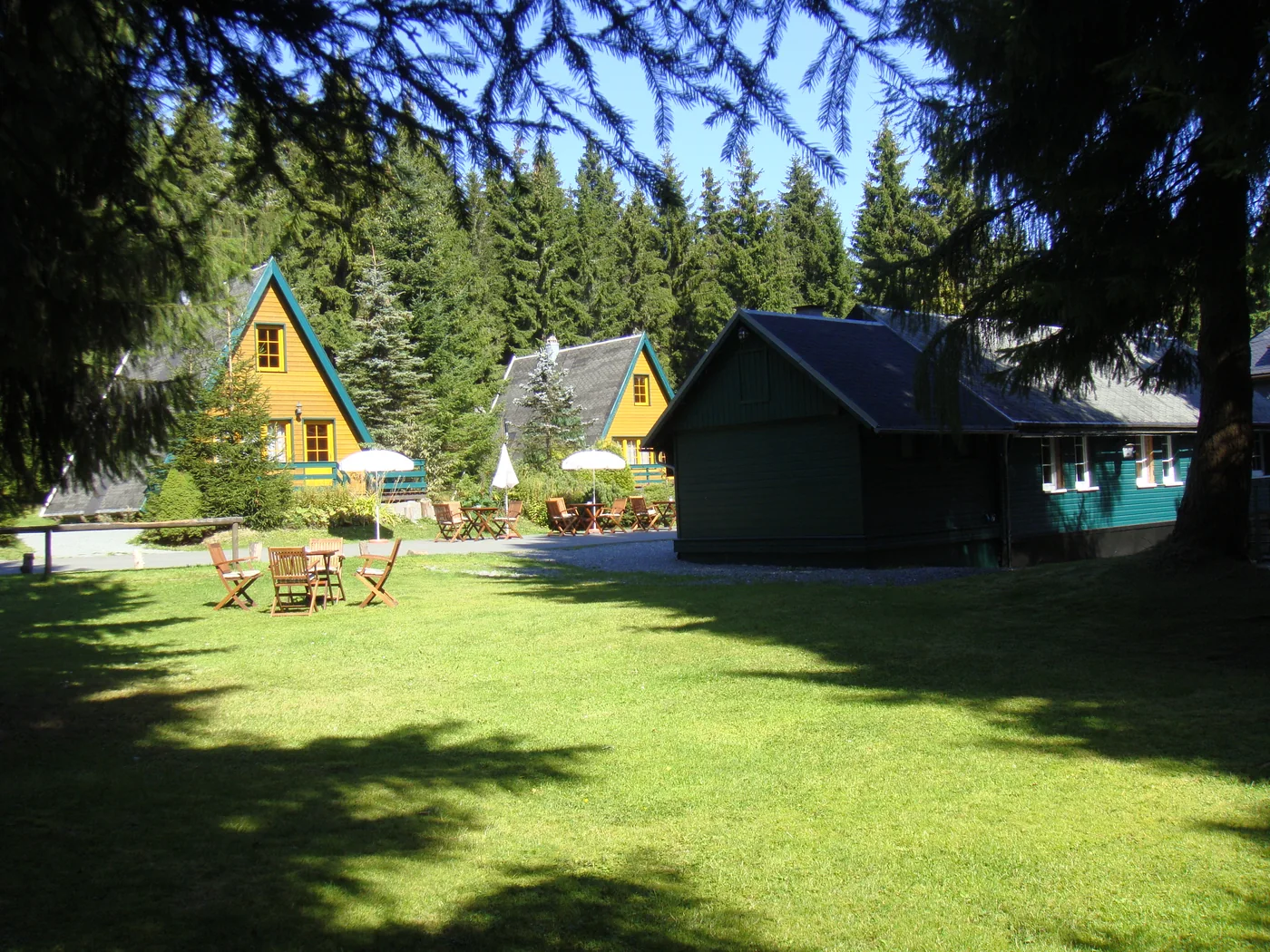 Finnhütten und Freiflächen des Feriendorfs aus dem eigenen Fotoarchiv